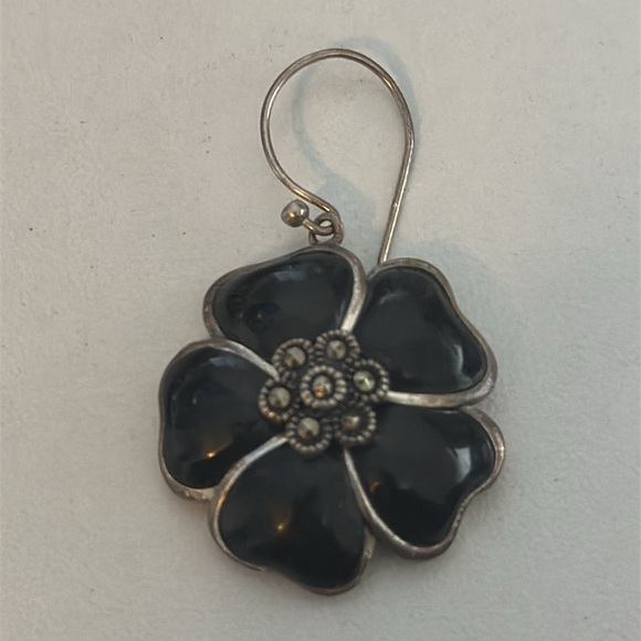 Pre owned- Elegant Black Flower Jewelry Set - Picture 4 of 16